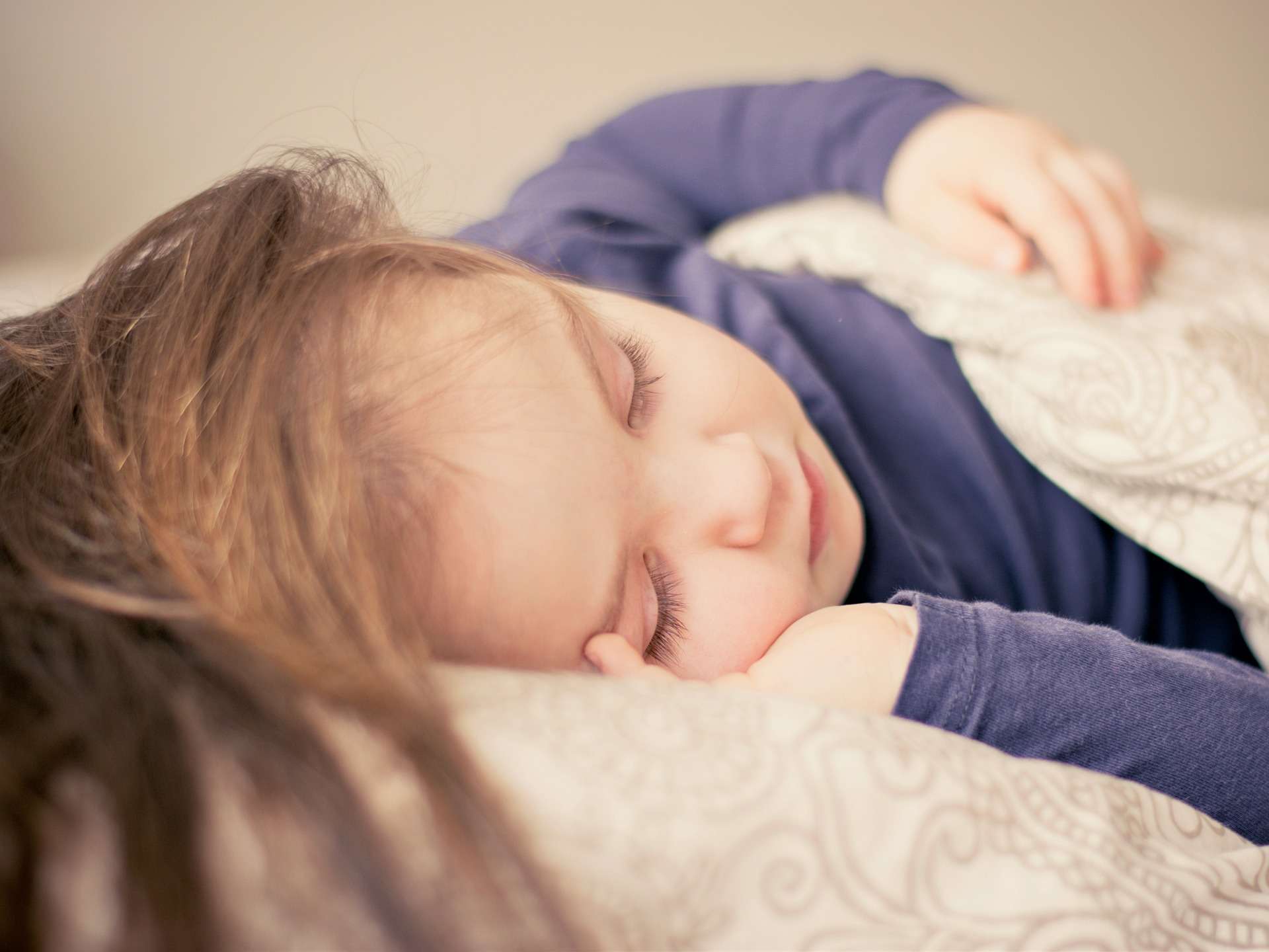 Éducation positive : conseils pour faciliter le sommeil des enfants
